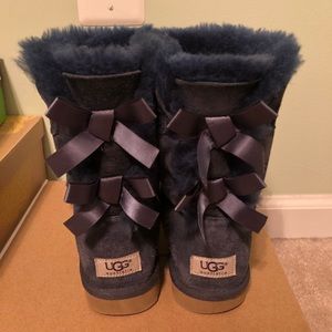 GREAT condition Navy blue Bailey bow uggs